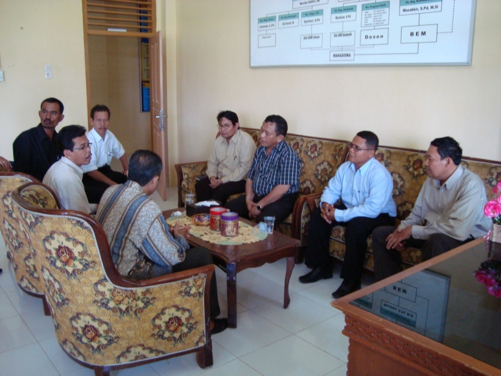 Ketua LPPSi Drs. M. Idris Nawawi. M.Ag bincang-bincang dengan para pimpinan STKIP Bina Bangsa Banda Aceh tentang Pelaksanaan PAI dan Syiar Islam