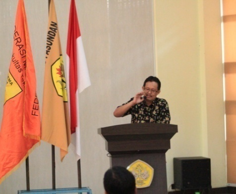 Dekan Fakultas Teknik Unpas Dr. Ir. H. Yudi Garnida, MP sedang memberikan sambutan dalam acara Workshop Program Kreativitas Mahasiswa (PKM) di Ruang Rapat Dekan Fakultas Teknik Unpas Jl. Setiabudi 193 Bandung