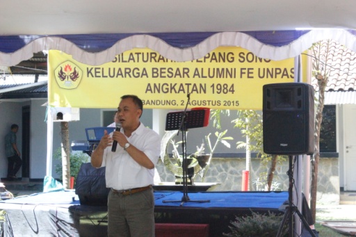 Dekan Fakultas Ekonomi Dr. H. Atang Hermawan, M.SIE sedang memberikan sambutan dalam acara Tepang Sono Keluarga Besar Alumni FE Unpas di Dago Cafe Kambing Soon Bandung