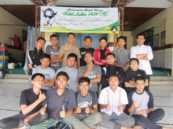 Foto bersama seluruh Panitia Pelaksana Ibadah Kurban dan para pengelolanya yang dilaksanakan oleh DKM Ulul Ilmi Unpas di Kampus II Unpas Jl. Tamansari No. 6-8 Bandung